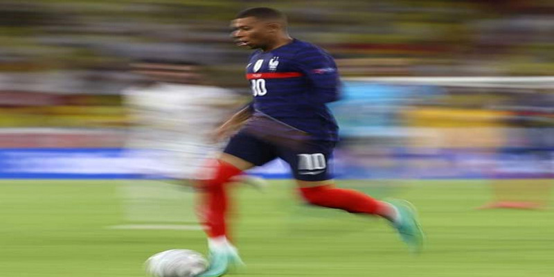 Kylian Mbappe Lottin chạy với tốc độ 38,8 km/h là thế hệ truyền nhân của Cristiano Ronaldo